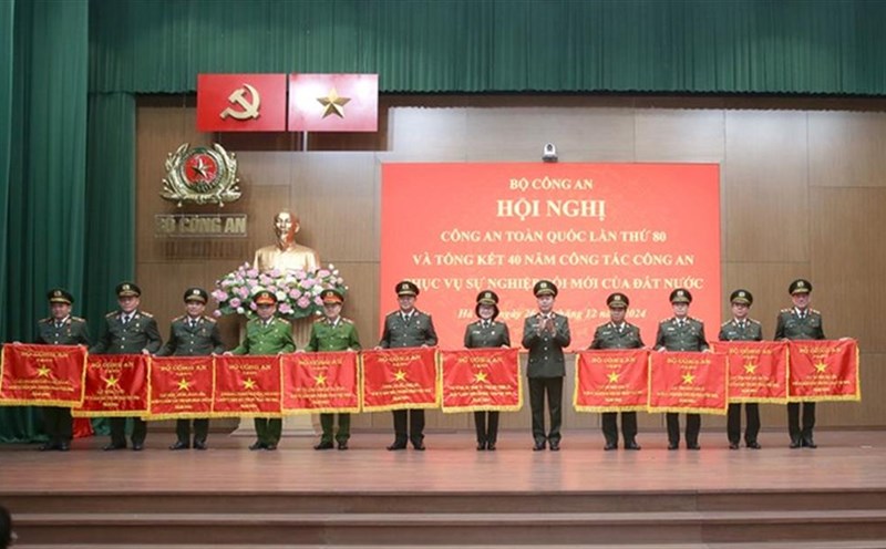 Senior General Tran Quoc To - Member of the Party Central Committee, Deputy Minister of Public Security presented the Emulation Flag of the Ministry of Public Security to the Public Security of units and localities at the 80th National Public Security Conference in 2024. Photo: Ministry of Public Security
