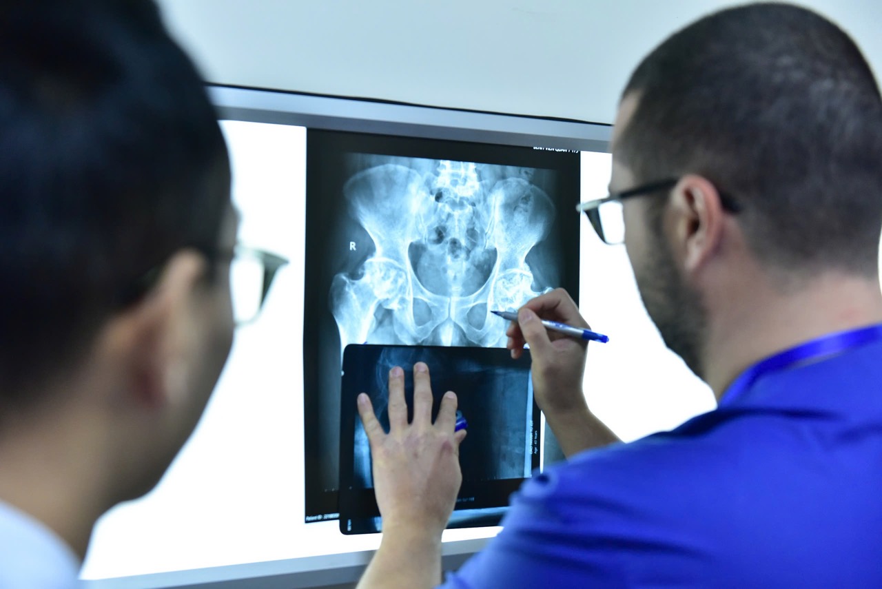 The patient was given free hip replacement. Photo: DINH CHENH