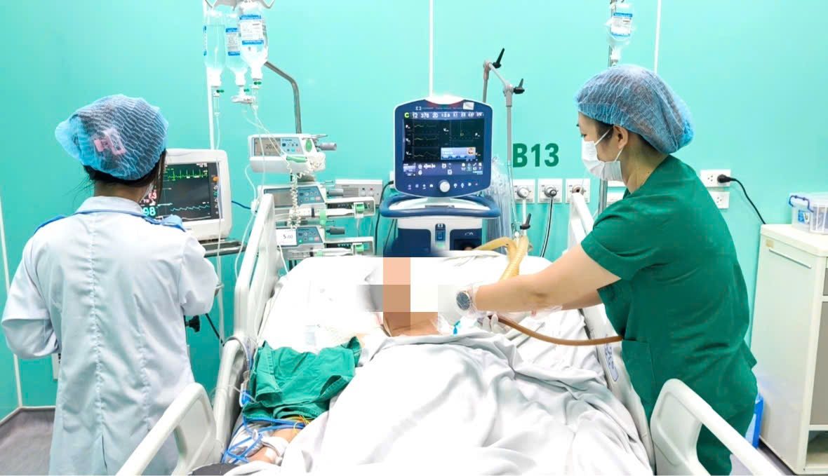 A 22-year-old man is in critical condition due to a brain hemorrhage. Photo: Thanh Dang