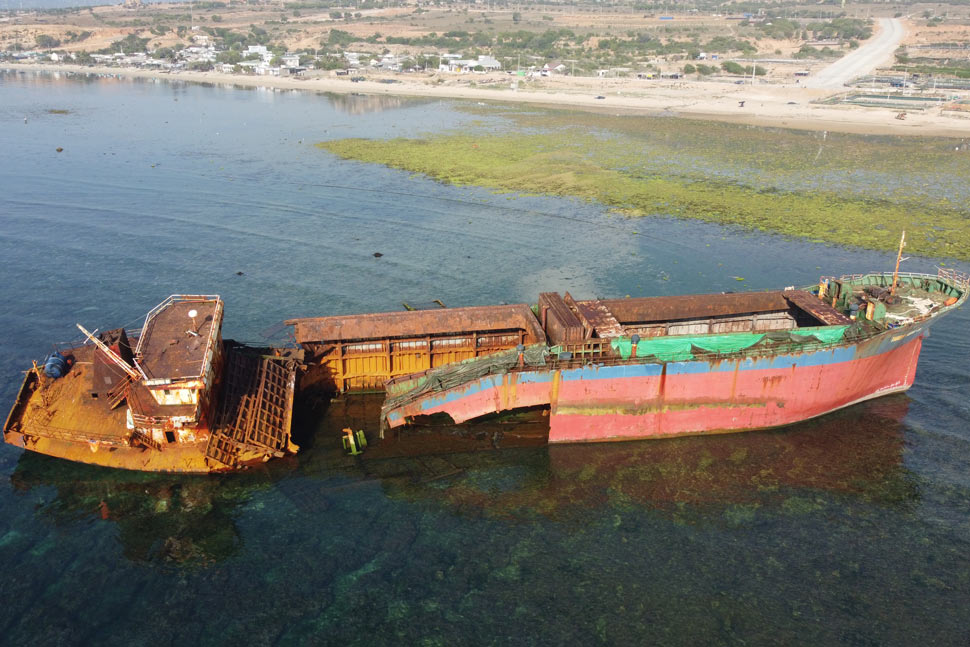 The ghost ship cracked after more than a year of being stranded on the coast of Ninh Thuan. Photo: Huu Long