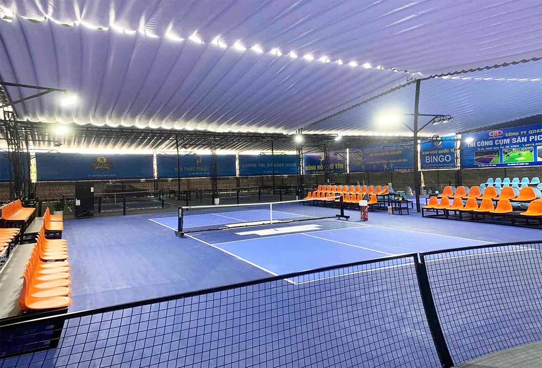 Bên trong sân pickleball tại phường Quán Bàu, TP Vinh được thiết kế hiện đại, đẳng cấp. Ảnh: Bá Thuần