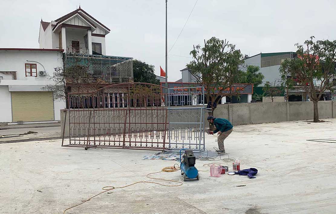 Sáng 4.4, thợ hàn đang khẩn trương hoàn thiện công trình. Ảnh: Bá Thâunf