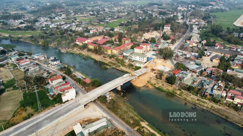 The Pho Day River overpass on the Son Duong town road is about to be completed. Photo: Viet Bac.