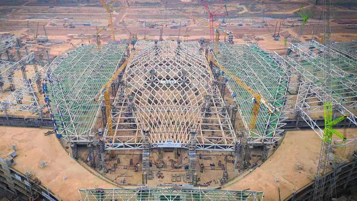 The steel roof structure of the Long Thanh airport passenger terminal center weighing 5,330 tons has been successfully topped out. Photo: Long Thanh Airport Project Management Board