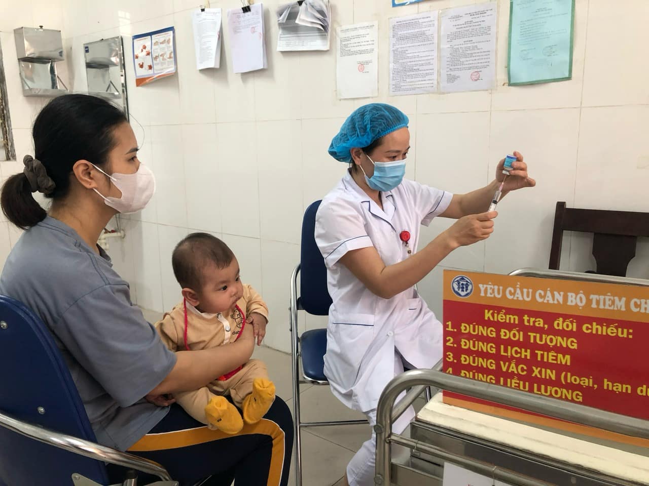 Measles and hand, foot and mouth disease are on the rise in Hanoi. Health workers get vaccinated against children. Photo: Duy Tuan