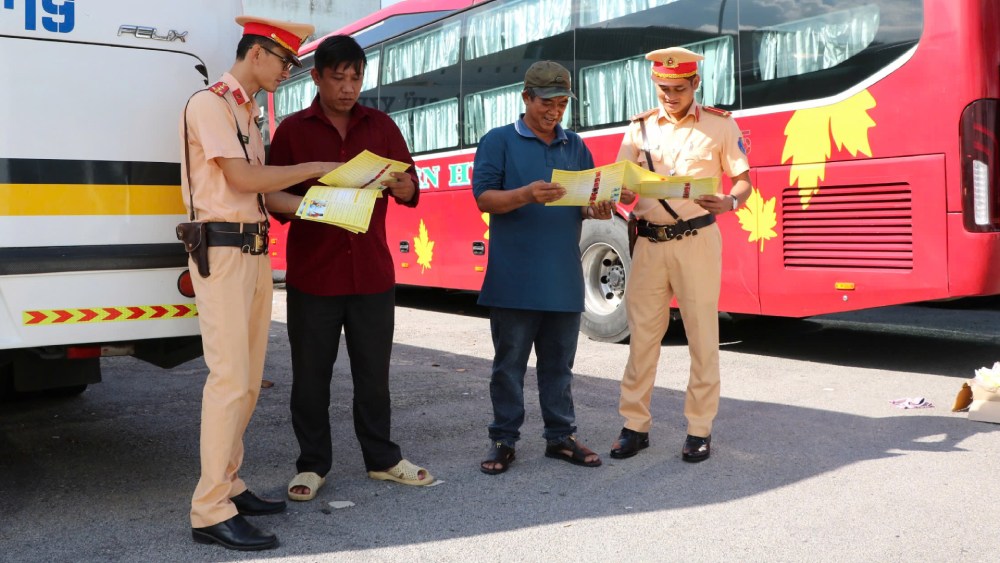 The Chairman of the Kien Giang Provincial People's Committee directed to strengthen the work of ensuring traffic order and safety in 2025 in the area. Photo: Tien Dung