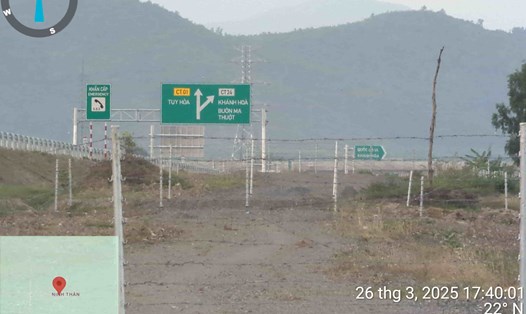 Người dân muốn sớm mở đường vào khu vực canh tác sau khi tuyến cao tốc Vân Phong - Nha Trang (Khánh Hòa) xây dựng xong. Ảnh: Xuân Huynh
