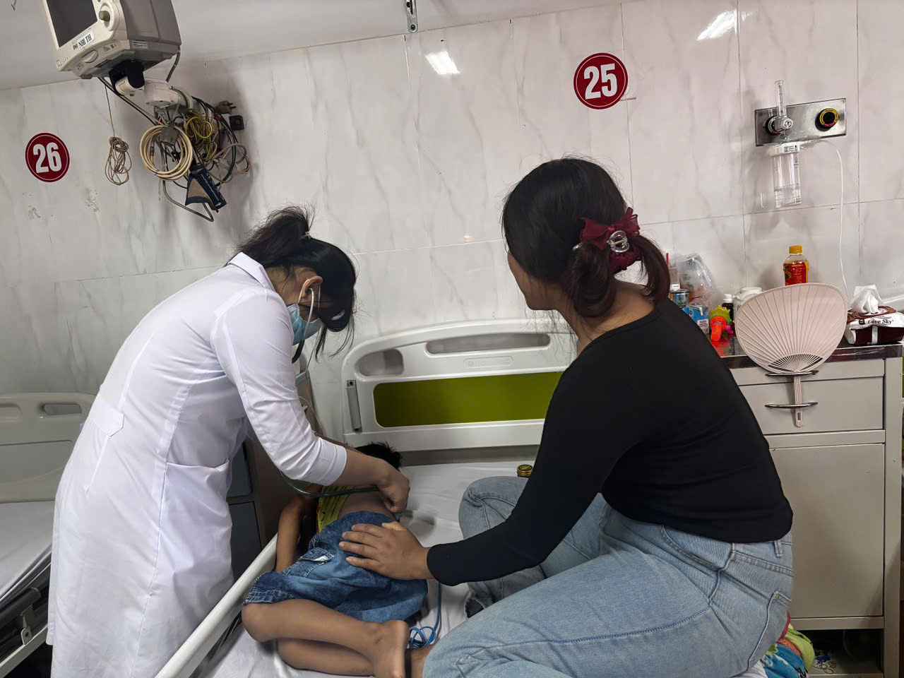 Doctors successfully removed the foreign object from the patient. Photo: Bao Trung