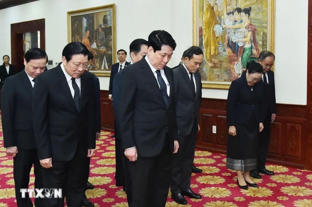Politburo member and President Luong Cuong paid his respects to former Chairman of the Lao People's Revolutionary Party and former President of Laos Khamtay Siphandone. Photo: VNA
