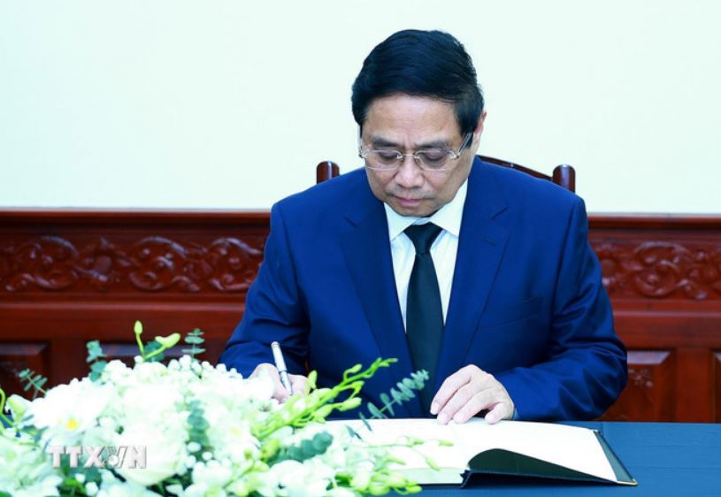 Thu tuong Chinh Phu Pham Minh Chinh ghi so tang. Anh: TTXVN