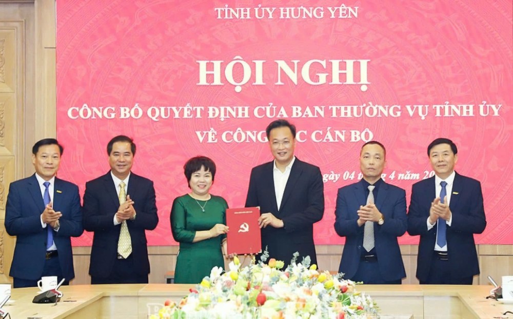 Comrade Nguyen Huu Nghia, member of the Party Central Committee, Secretary of the Provincial Party Committee, presented the decision and presented flowers to congratulate the appointed comrades Toeng Bien Tuop and Deputy Toeng Bien Tuop of Hung Yen Newspaper. Photo: Thu Yen