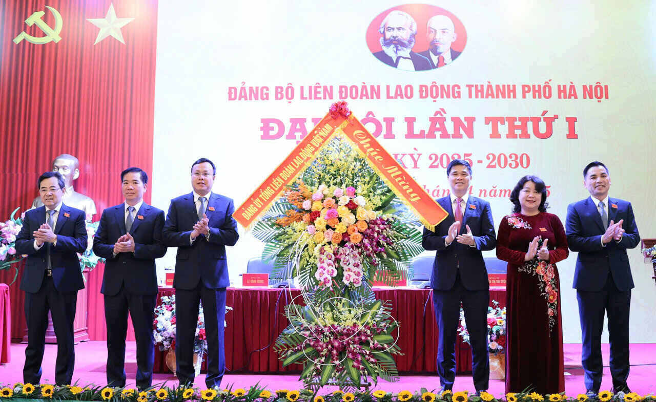 Vice President of the Vietnam General Confederation of Labor Ngo Duy Hieu (3rd from right) attended and congratulated the first Congress of the Hanoi City Labor Federation for the 2025-2030 term. Photo: Manh Quan