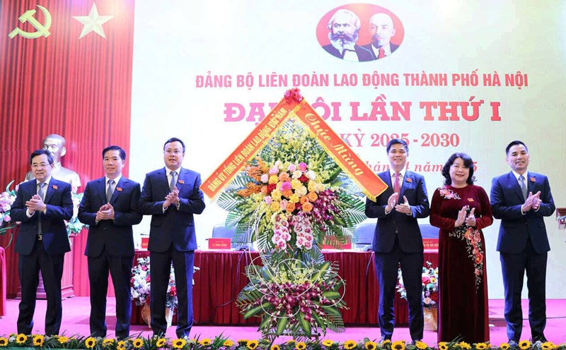Vice President of the Vietnam General Confederation of Labor Ngo Duy Hieu (3rd from right) attended and congratulated the first Congress of the Hanoi City Labor Federation for the 2025-2030 term. Photo: Manh Quan