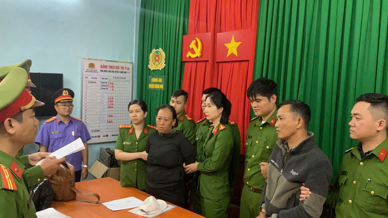 Công an TP Huế khởi tố, bắt tạm giam hai đối tượng làm giả Giấy phép lái xe. Ảnh: 