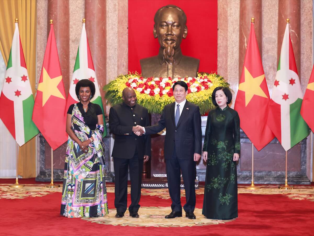 Politburo member and President Luong Cuong and his wife, President of the Republic of Burundi Evariste Ndayishimiye and his wife took a souvenir photo. Photo: Hai Nguyen