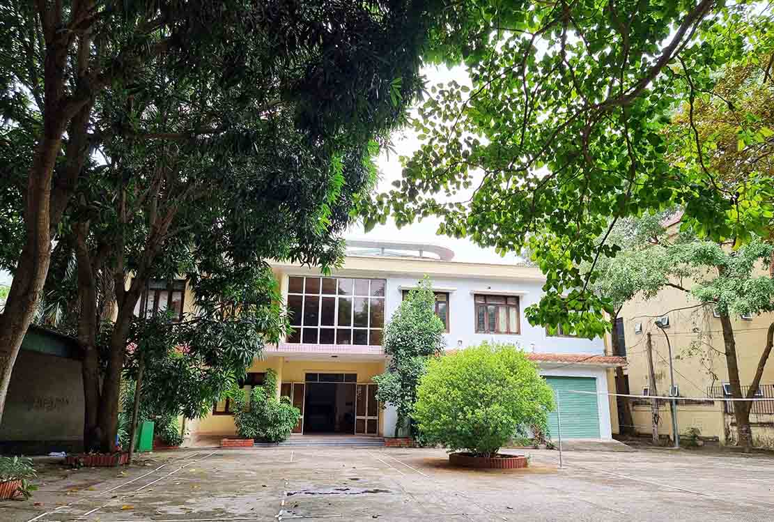 A headquarters in Vinh City has been abandoned for many years. Photo: Quang Dai