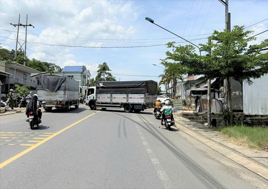 Scene of the collision between a truck and a motorbike. Photo: Lam Hong