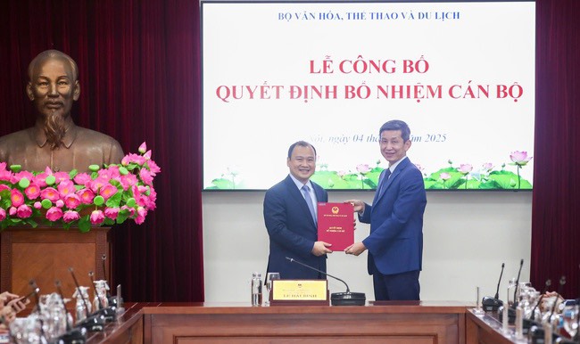 Mr. Nguyen Danh Hoang Viet (right) - new Director of the Department of Physical Education and Sports of Vietnam. Photo: Department of Sports and Physical Training
