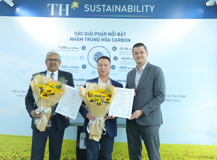 The Executive Director of Control Union Vietnam presented the carbon neutrality certificate to TH Milk Joint Stock Company and Nui Tien Clean Water Limited Liability Company. Photo: DVCC