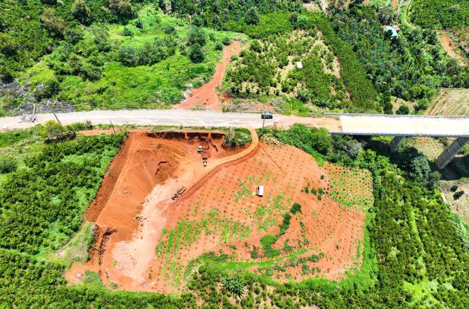 Scene of illegal excavation and transportation at the southern bypass of Bao Loc city. Photo: Lam Hong