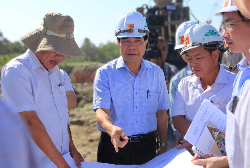 Chu tich UBND tinh Quang Nam Le Van Dung kiem tra du an tai Nui Thanh, Quang Nam. Anh: Truong An