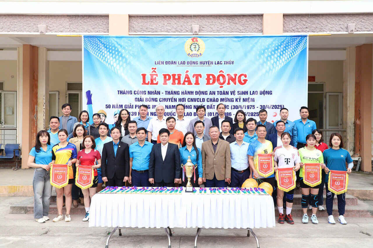 Lac Thuy District Labor Federation launched Workers' Month. Photo: Hoa Binh Trade Union