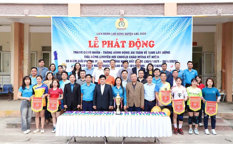 Lac Thuy District Labor Federation launched Workers' Month. Photo: Hoa Binh Trade Union