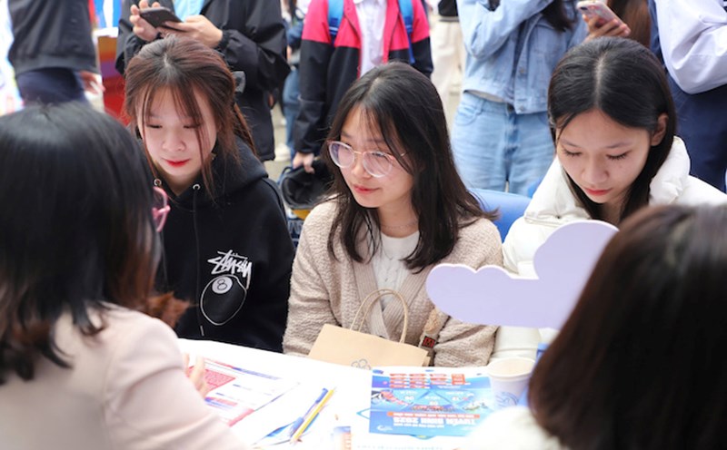 Many universities increase tuition fees in 2025. Photo: Van Trang