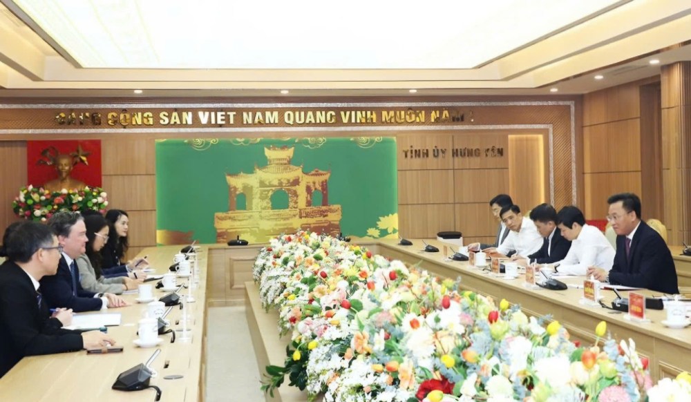 Hung Yen Provincial Party Secretary worked with US Ambassador to Vietnam Marc E. Knapper. Photo: Hoang Ben