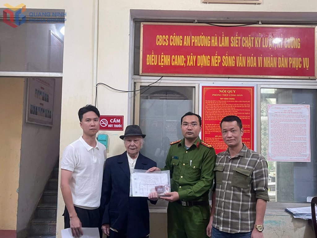 Ha Lam Ward Police and Lieutenant Colonel Pham Hai Duong (far right) returned the property to Mr. Le Duy Hau. Photo: Quang Ninh Police