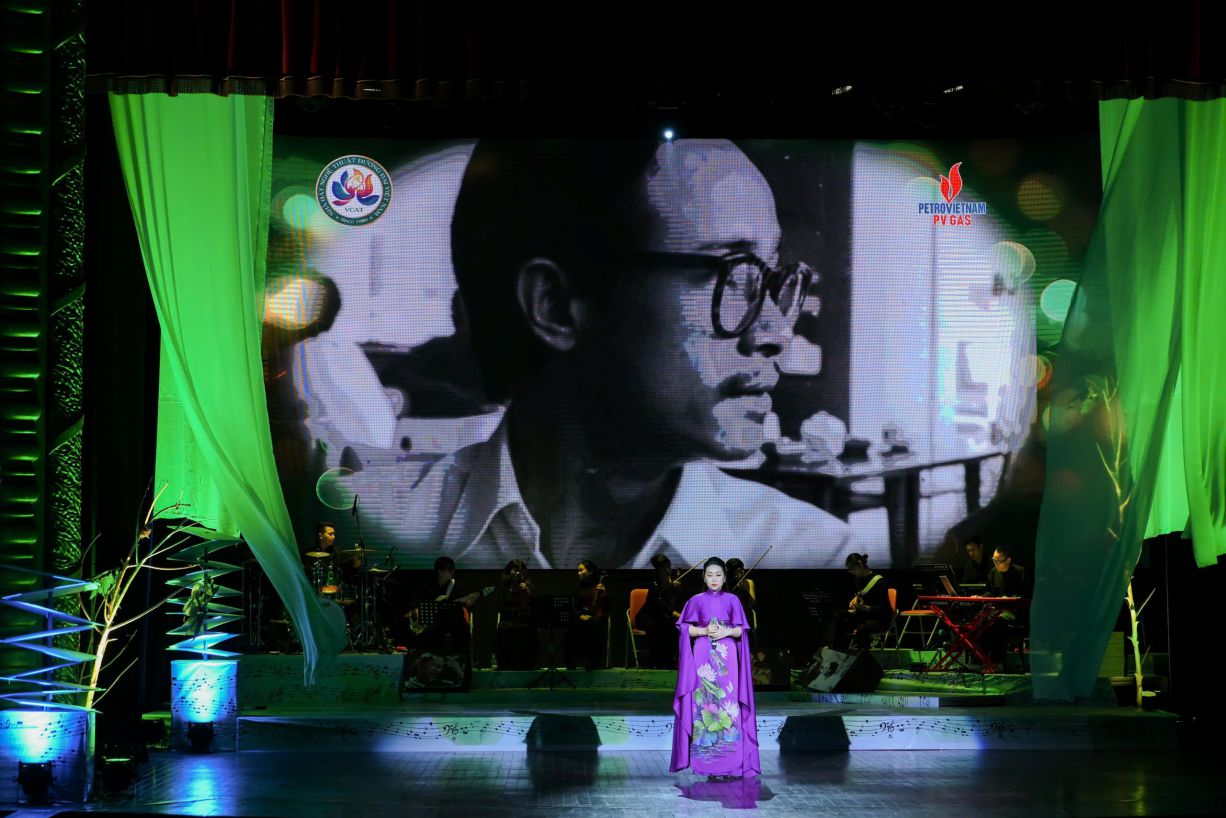 The music night program "Em still nho hay em da quen" at the Hanoi Opera House. Photo: The Dai