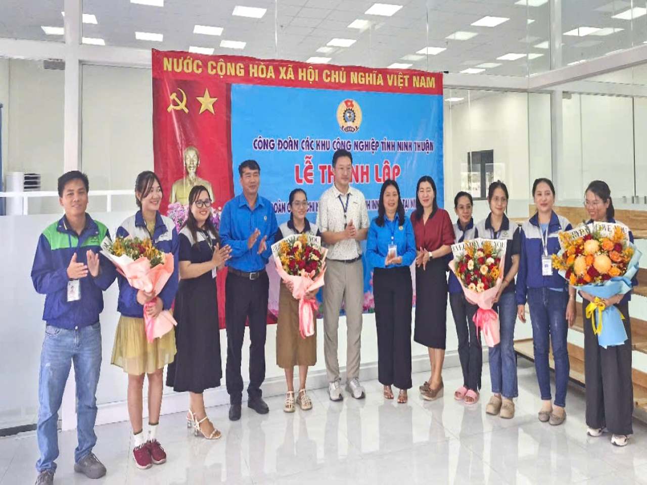 Leaders of the Ninh Thuan Provincial Federation of Labor, the Industrial Parks Trade Union, and the Company's Board of Directors congratulated the Provisional Executive Committee of the Trade Union of Innoflow NT Company Limited Branch in Ninh Thuan. Photo: Xuan Hanh