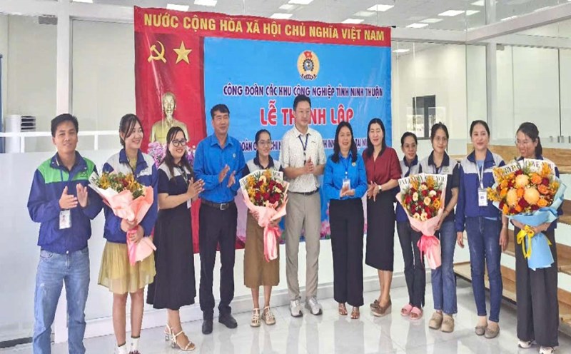 Leaders of the Ninh Thuan Provincial Federation of Labor, the Industrial Parks Trade Union, and the Company's Board of Directors congratulated the Provisional Executive Committee of the Trade Union of Innoflow NT Company Limited Branch in Ninh Thuan. Photo: Xuan Hanh