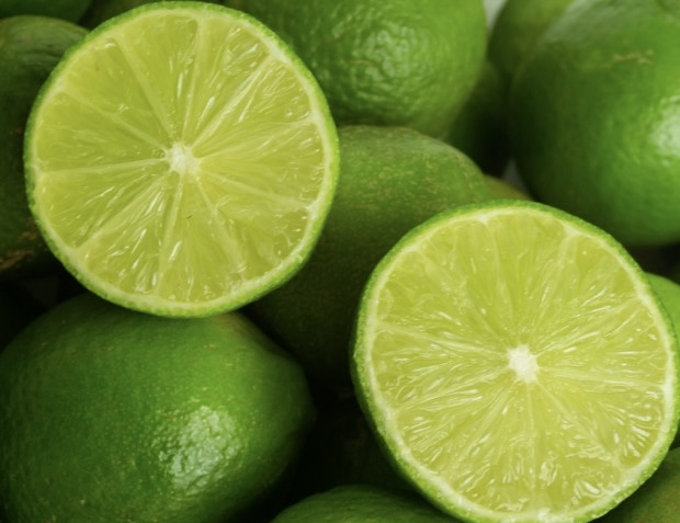 Drinking warm lemon water before bed to detoxify the liver should be considered. Photo: Kieu Vu