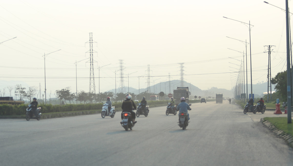 Công nhân Khu công nghiệp WHA tràn ra QL7C rồi đi ngược chiều vào giờ tan tầm rất nguy hiểm. Ảnh: Ngọc Anh