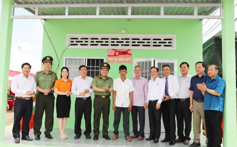 The leaders of the Ministry of Public Security also led Bac Lieu province to present the house to Mr. Nguyen Van Bi. Photo: Nhat Ho