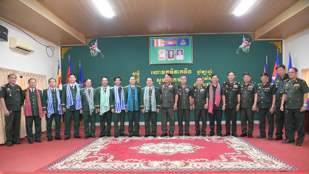 The delegation of officers of the Military Command of Kien Giang province visited and wished a happy New Year at the Military Region 3 Command, Royal Army of Cambodia. Photo: Phuong Vu