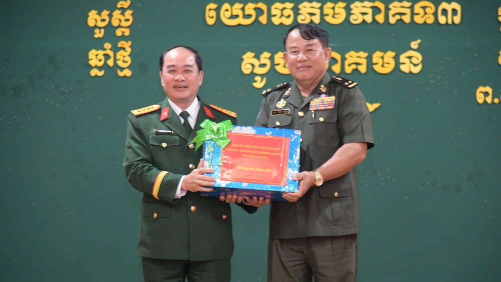 Dai ta Nguyen Van Nganh, Chi huy truong Bo CHQS tinh chuc tet va tang qua tai Bo Tu lenh Quan khu 3, Quan doi hoang gia Campuchia. Anh: Phuong vu