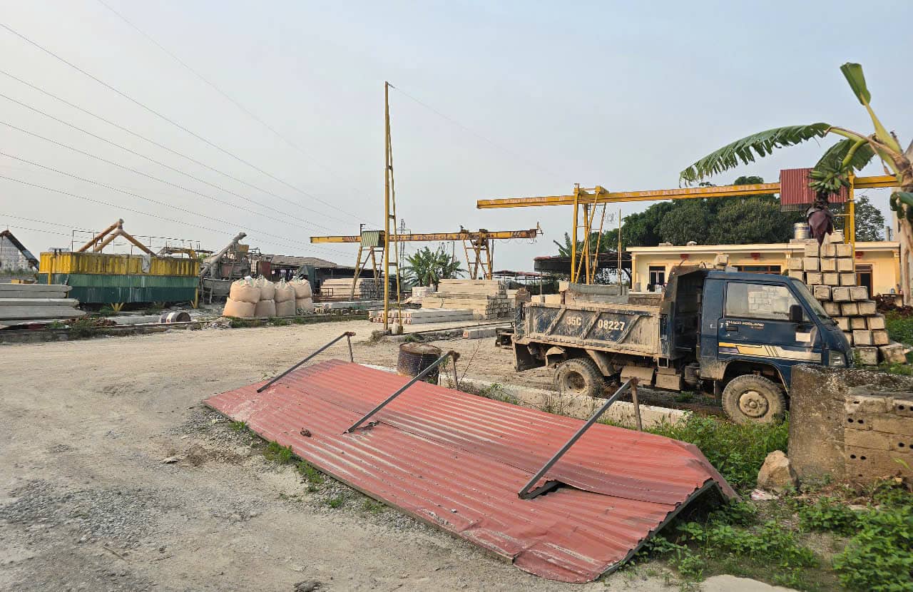 The concrete production facility of Mr. Nguyen Ngoc Ha - Director of Tan Phu Do Investment and Trading Company Limited was illegally built, encroaching on land. Photo: Nguyen Truong