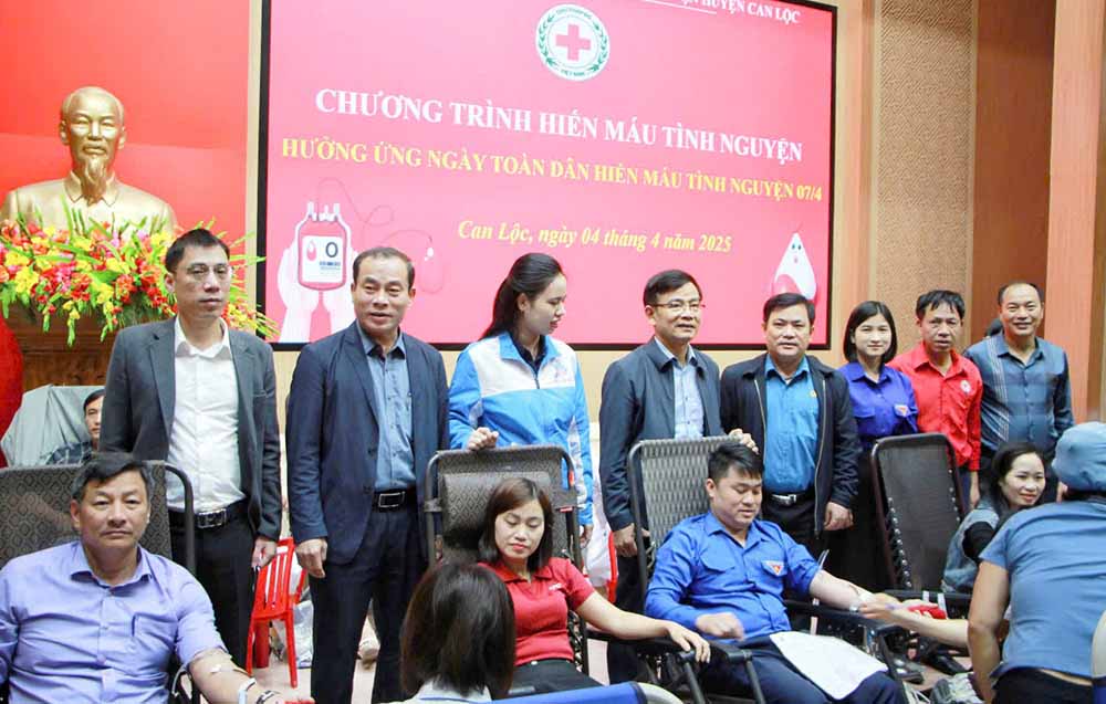 Nearly 300 volunteers in Can Loc district participated in blood donation. Photo: Doan Tuan.