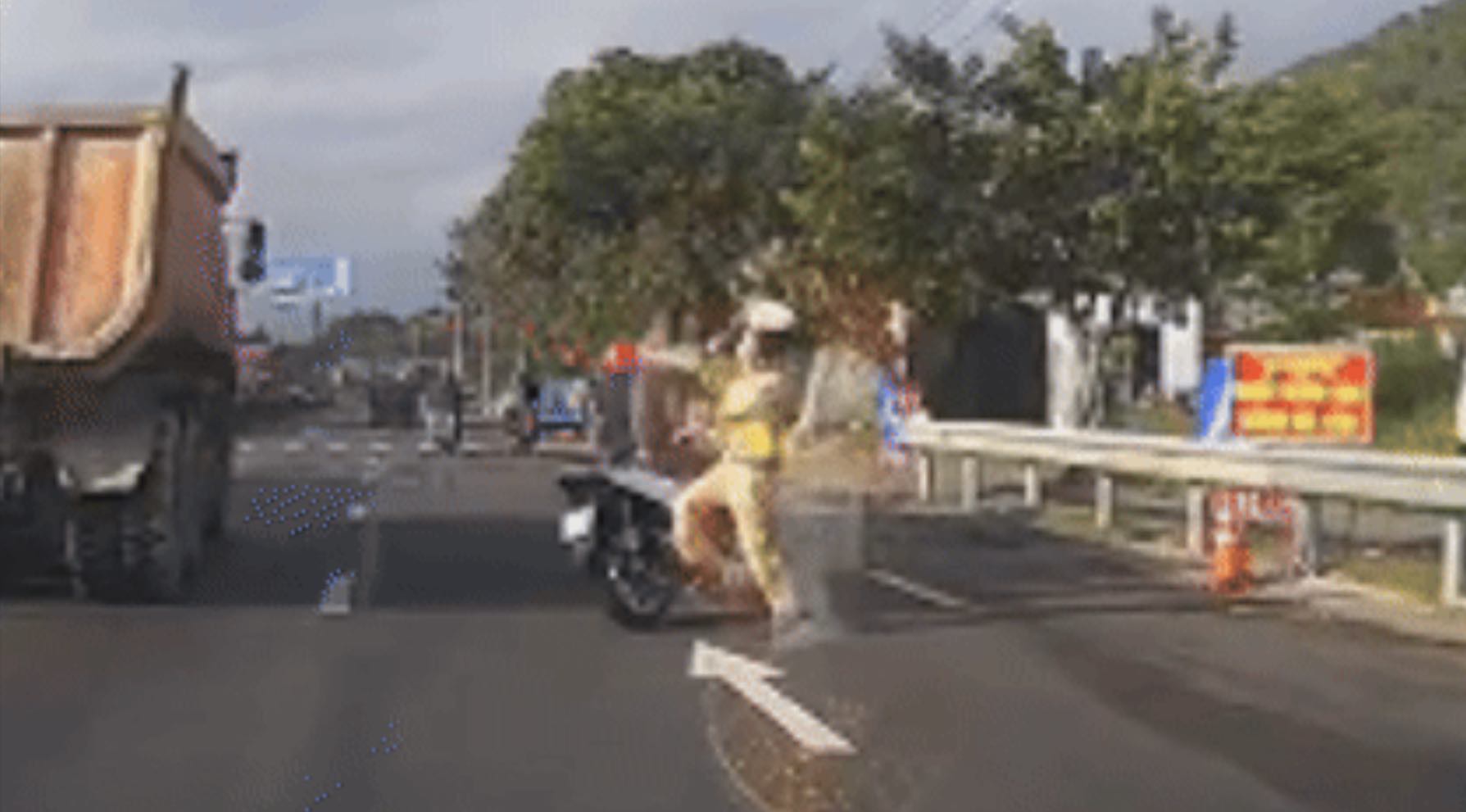 The police are clarifying the subject who threw away the traffic police and fled in Nha Trang. Photo: Huu Long