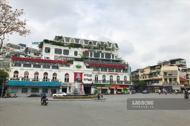 Hanoi has organized barriers and restricted vehicles from traveling through the Le Thai To route to the fountain of Dong Kinh - Nghia Thuc Square. Photo: Pham Linh