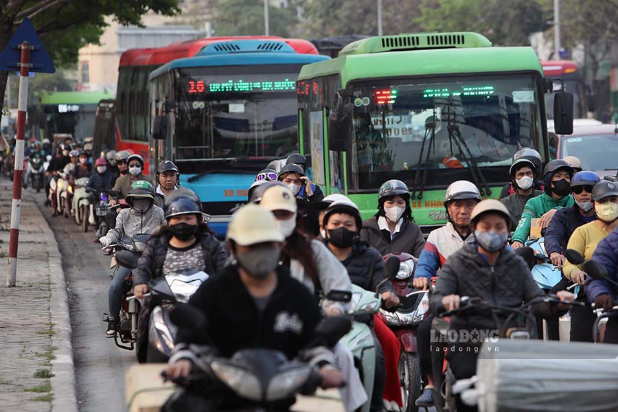 Đường Giải Phóng hướng về Ngọc Hồi có lượng phương tiện rất lớn. Ảnh: Tô Thế