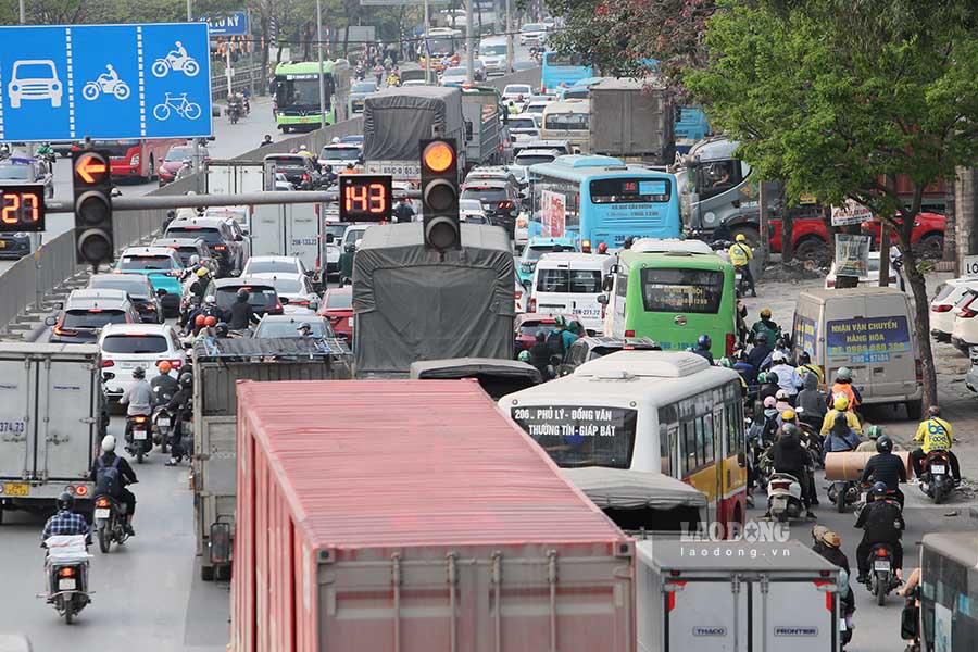 Chiều từ nội thành ra Quốc lộ 1A có mật độ phương tiện lớn. Ảnh: Tô Thế