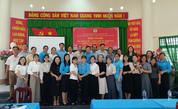 Initiative writing training course at Cao Lanh City Trade Union Cluster, Cao Lanh District, Thap Muoi. Photo: Phan Khuyen