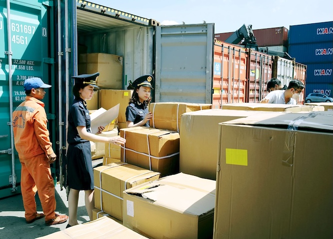 Customs civil servants check at the border gate. Photo: Customs Department