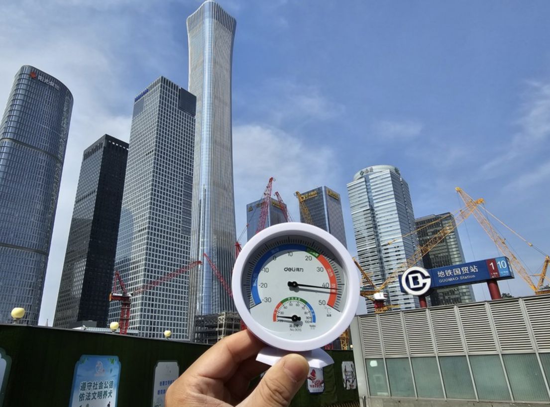 The harsh heat of summer can greatly affect work performance as well as the health of workers. Photo: Xinhua