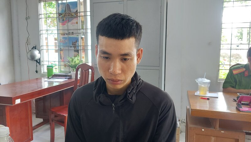 Caught red-handed the subject distributing leaflets lending money using ID cards. Photo: Provided by the police