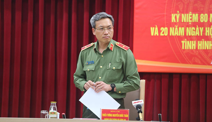 Thiếu tướng Nguyễn Quốc Toản - Chánh Văn phòng Bộ Công an thông tin việc khởi tố 5 bị can trong đó có Quang Linh Vlogs. Ảnh: Quang Việt