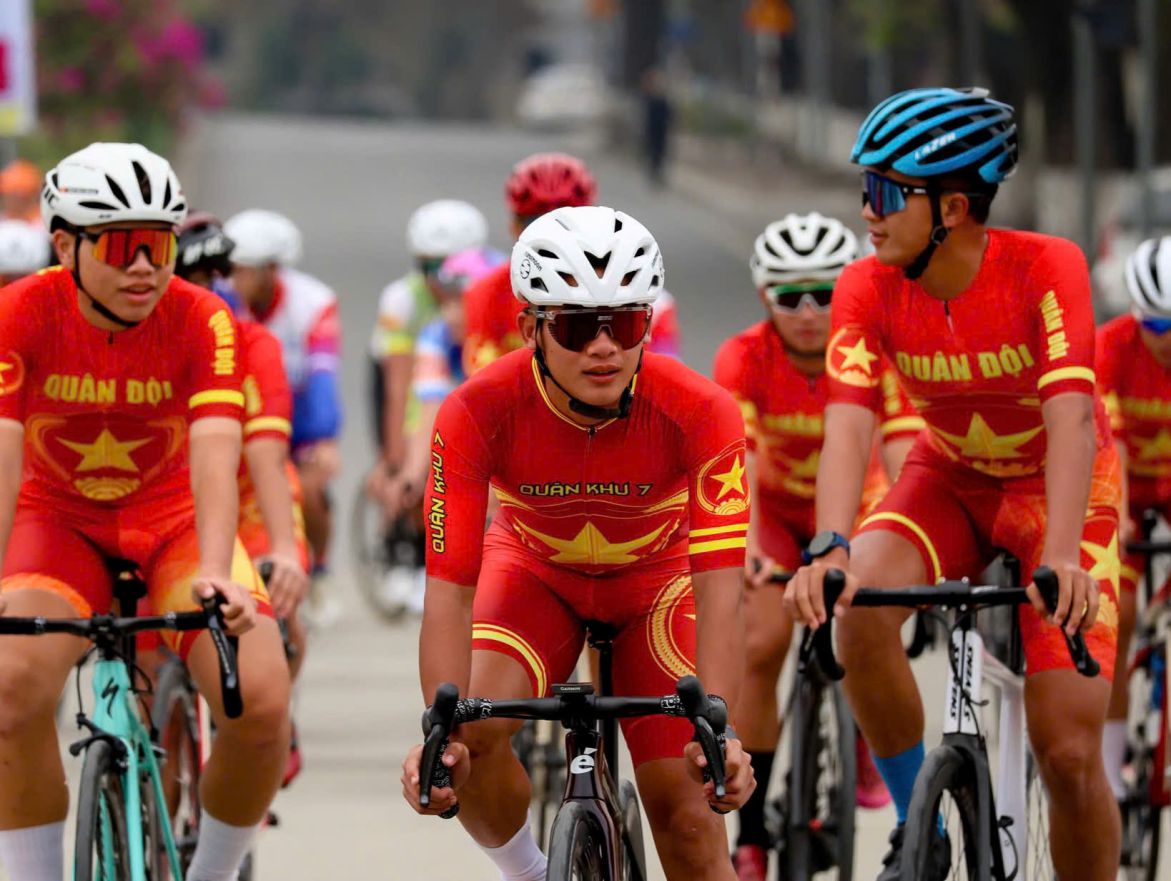 Pham Le Xuan Loc (middle) introduced the Bicycle Race - Ho Chi Minh City Television Station 2025 before officially competing. Photo: Minh Quang